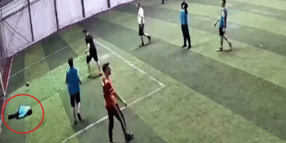 Halı sahada göğsüne top isabet etti: Kalbi durdu, hayatını kaybetti