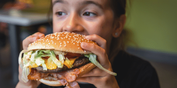 Hazır gıdalar ve fazla tuz: Çocuklarda sağlık riskleri