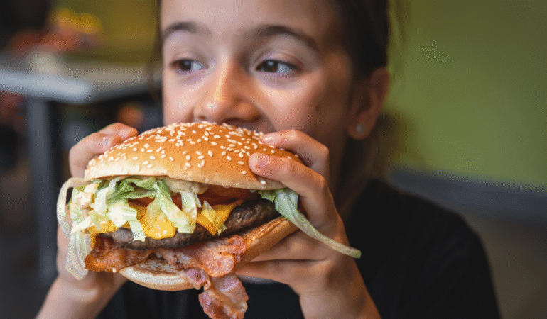 Hazır gıdalar ve fazla tuz: Çocuklarda sağlık riskleri