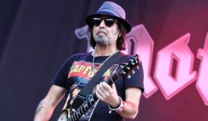 Heavy metal efsanesi Phil Campbell 64 yaşında yaşamını yitirdi