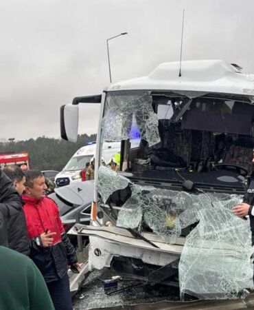 İstanbul Valiliği açıkladı Başakşehir’de polis servisi kaza yaptı!1 polis yaşamını yitirdi, 16 polis yaralı