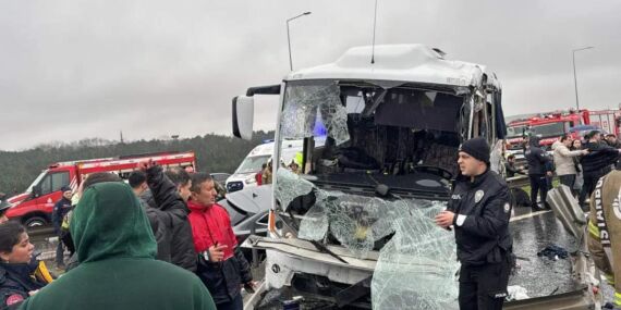 İstanbul Valiliği açıkladı: Polis servisi kaza yaptı!1 polis yaşamını yitirdi, 16 polis yaralı