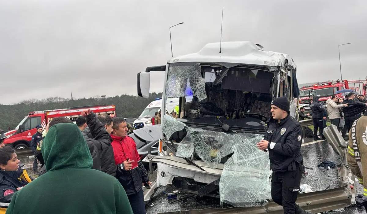 İstanbul Valiliği açıkladı Başakşehir’de polis servisi kaza yaptı!1 polis yaşamını yitirdi, 16 polis yaralı