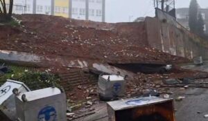 Maltepe'de ortaokulun istinat duvarı çöktü!