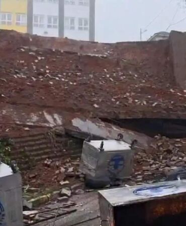 Maltepe'de ortaokulun istinat duvarı çöktü!