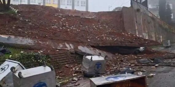 Maltepe’de ortaokulun istinat duvarı çöktü!