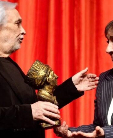 Müjdat Gezen’den ödül alan Binnur Kaya'nın duygusal anları 'Benim için rüya gibi'