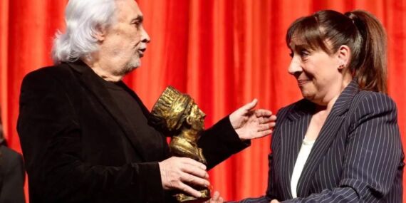 Müjdat Gezen’den ödül alan Binnur Kaya’nın duygusal anları: ‘Benim için rüya gibi’