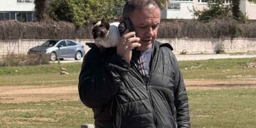 Otomobili alev aldı Kedisini son anda kurtardı!