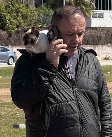 Otomobili alev aldı Kedisini son anda kurtardı!