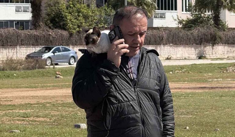 Otomobili alev aldı Kedisini son anda kurtardı!