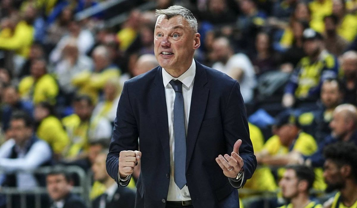 Sarunas Jasikevicius, Dubai'de mahsur mu kaldı