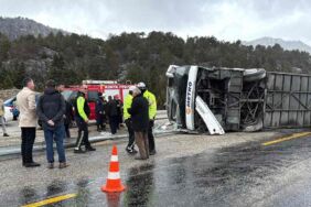 Seydişehir’de korkutan kaza Otobüs devrildi, yaralılar var