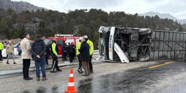 Seydişehir’de korkutan kaza Otobüs devrildi, yaralılar var