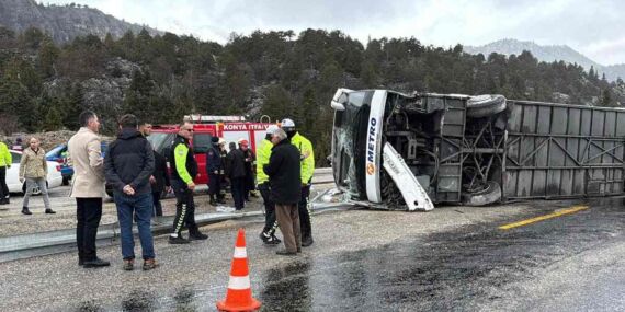Seydişehir’de korkutan kaza: Otobüs devrildi, yaralılar var