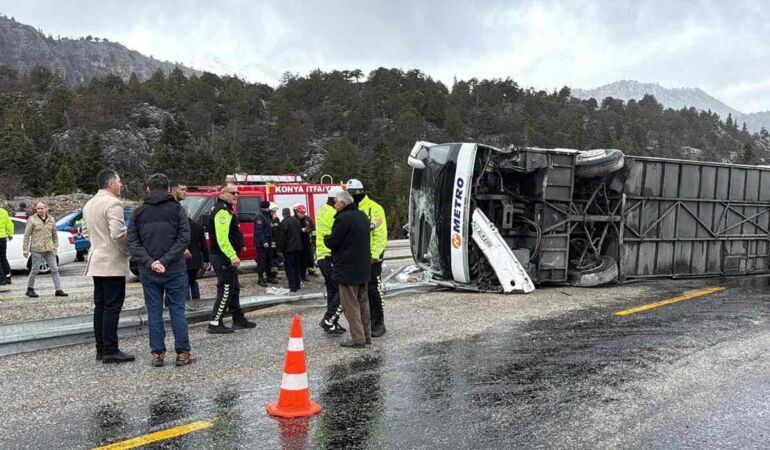 Seydişehir’de korkutan kaza Otobüs devrildi, yaralılar var