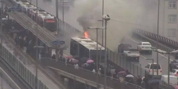 Şişli Perpa durağında korku dolu anlar: Metrobüste yangın çıktı