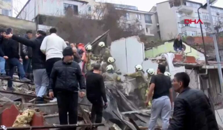 Son Dakika... İstanbul Fatihte bina çöktü!