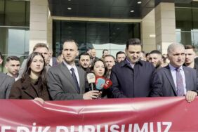 Trabzon'da CHP'nin standına saldırdı