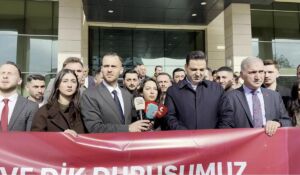 Trabzon'da CHP'nin standına saldırdı