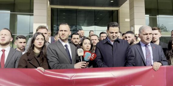 Trabzon’da CHP’nin standına saldırdı, 2 kişiyi bıçakladı: Adli kontrolle tahliye edildi!