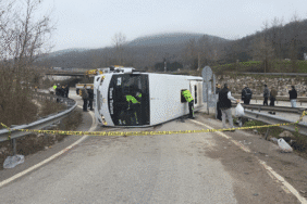 Yalova'da işçileri taşıyan servis aracı devrildi Ölü ve yaralılar var