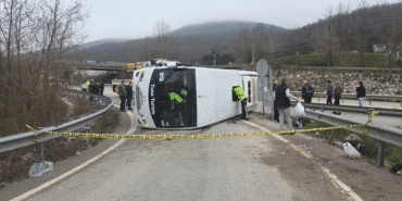 Yalova'da işçileri taşıyan servis aracı devrildi Ölü ve yaralılar var