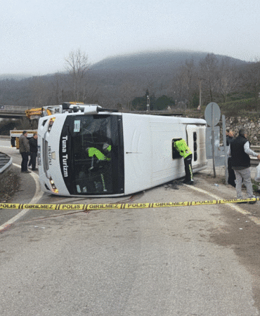 Yalova'da işçileri taşıyan servis aracı devrildi Ölü ve yaralılar var
