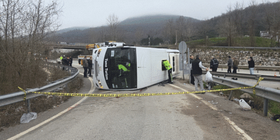 Yalova’da işçileri taşıyan servis aracı devrildi:  Ölü ve yaralılar var