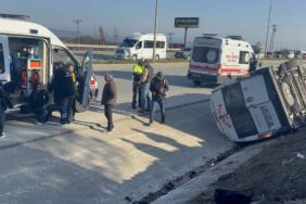 Yolcu minibüsü ile otomobil çarpıştı Yaralılar var