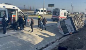 Yolcu minibüsü ile otomobil çarpıştı Yaralılar var