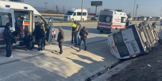 Yolcu minibüsü ile otomobil çarpıştı: Yaralılar var