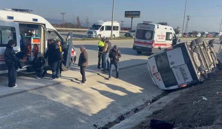 Yolcu minibüsü ile otomobil çarpıştı Yaralılar var