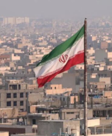 iran devlet medyası hamaney’in aile üyeleri de saldırıda öldü