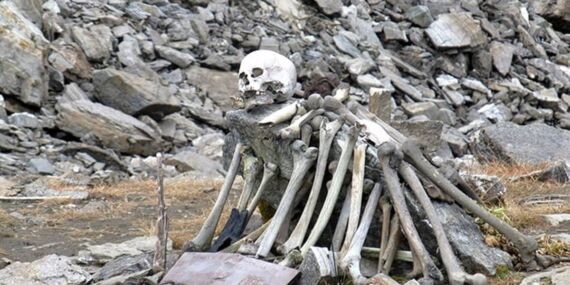 Himalayalar’ın buzlu sırrı: 5 bin metredeki gölden çıkan yüzlerce ceset kimin?