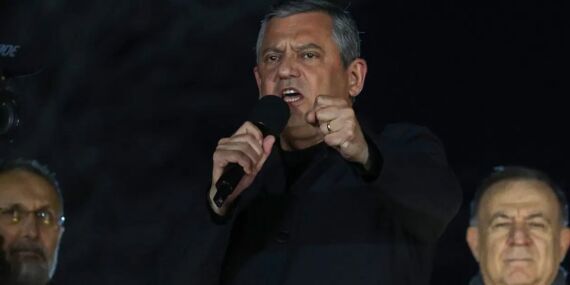 Özgür Özel Eyüpsultan mitinginde konuştu: ‘160 kız çocuğu bombalarla öldürüldü, Batı sessiz!’