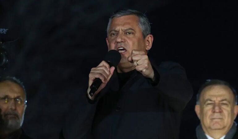 Özgür Özel’den Saraçhane mitinginde konuştu: ‘Bir yıl sonra yüz binlerce Ekrem meydanda’