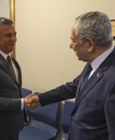 özgür özel ve bülent arınç