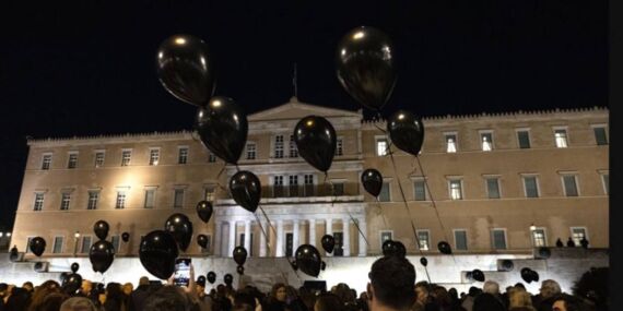 Yunanistan sokakları Tempi için ayağa kalktı