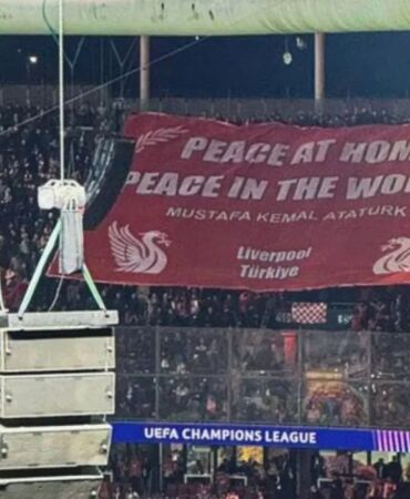 tribünlerde açılan Atatürk sözü