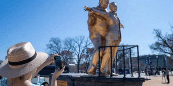 ABD’yi konuşturan heykel: Trump ve Epstein heykeli Washington Park’ta sergileniyor