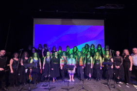 türkülerin hikayesini tiyatro sahnesinde canlandırıyorlar