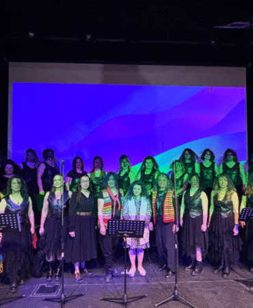 türkülerin hikayesini tiyatro sahnesinde canlandırıyorlar