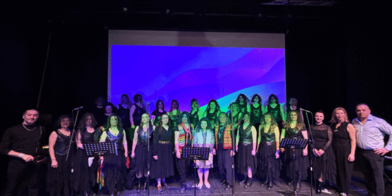 türkülerin hikayesini tiyatro sahnesinde canlandırıyorlar