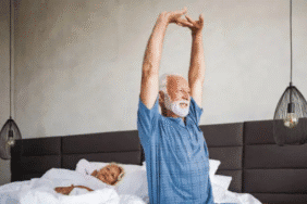 uyanan yaşlı kadın