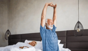 uyanan yaşlı kadın