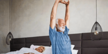 uyanan yaşlı kadın