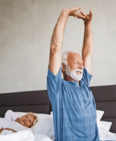 uyanan yaşlı kadın