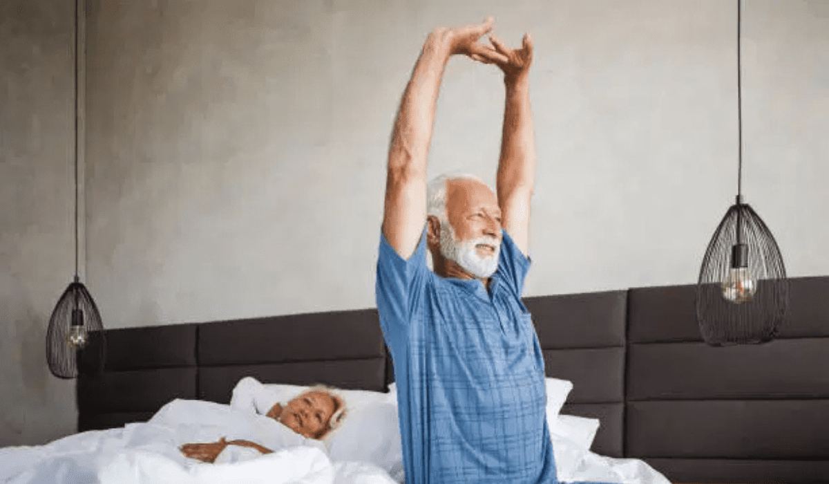 uyanan yaşlı kadın