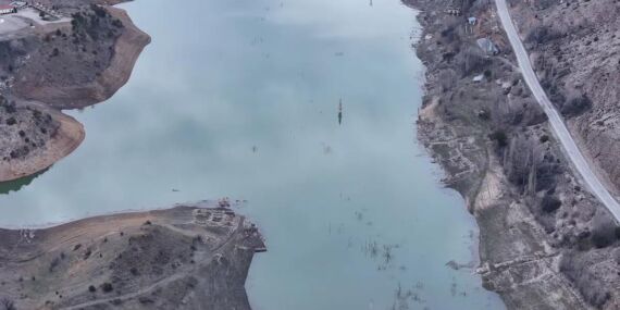 14 yıl sonra ortaya çıkan köy yeniden sular altında kaldı!